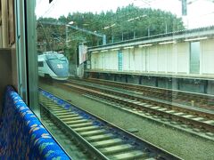 途中の「成田湯川」までは複線ですが、ここから空港までは単線になるので、対向列車のスカイライナーの待ち合わせをしました。