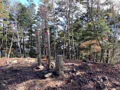 10:20　小ぢんまりしたここが大菩薩嶺

標高2,057m

この先は丸川峠につながるが、我々は引き返して唐松尾根を下る