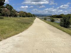 てくてく、歩きます。。。
この日も30℃近くまで上がったと思うのですが、2キロの道のりがこんなに遠く感じたことは久しぶりでした。

日傘持参で良かった～

保育園の園児が可愛くて癒されました^_^

