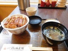 鶴ヶ城近くのお店で昼食です。昨日の夜に続いてソースカツ丼。