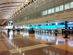 ●羽田空港第二ターミナル

こんなに人のいないターミナル初めて見ました。
もう最終便が近い時間とは言え、羽田でもこんな状況なのか…とわかってはいても、驚いてしまいます。