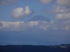 そして、伊豆スカイラインの途中、駐車エリアに車を停めると！

富士山が山頂を中心に我々の帰りを見守っていてくれます。

緊急事態宣言が解除された穏やかな心で癒やされた伊豆高原の旅でしたーーー。