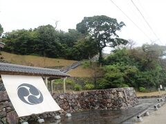 鳥羽駅で降りてにっぽん丸を高い場所から俯瞰的に撮ろうと鳥羽城跡の城山公園に向かいました。
城の玄関口・三の丸広場