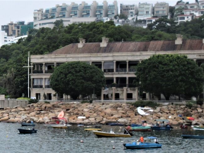 「美利楼（マレー ハウス）」<br />赤柱湾に面した建物は、香港に残る古いビクトリア朝時代の建物。 1846年に英国軍将校の宿舎としてセントラルに建設。その後取り壊されたが、スタンレーに当時の姿に再建。現在は多国籍料理のレストランとして、使われています。