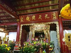 「玉山祠（ぎょくさんじ）」の本殿は「チャン・フン・ダオ（陳興道）」
というベトナムの英雄を中心に祀られているそうです。