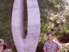 くさり橋たもとのクラーク・アダム広場はブダペストの「日本橋」。ここから各地の距離を測る道路元標ということで、数字の「０」の石のモニュメントが立ってます。高さ３ｍぐらいかな。