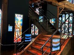 ステンドグラス美術館(旧高橋倉庫)
https://www.nitorihd.co.jp/otaru-art-base/stained-glass-museum/

相変わらず外観撮り忘れてますが（苦笑）、次はステンドグラス美術館です。
旧高橋倉庫 ステンドグラス美術館に所蔵されている作品は、19世紀後半から20世紀初頭にかけイギリスで制作され、実際に教会の窓を飾っていたステンドグラスなんだそう。
HPによると、近年イギリスでは諸事情により、多くの教会が取り壊されてしまいましたが、これらの作品は破壊を免れ、時代の流れの中で数奇な運命を辿り、日本へやって来ました。
ステンドグラスに描かれた図像や文字には、ヴィクトリア女王の統治していた華やかな時代からエドワード朝時代、そして第一次世界大戦へと進んでいくイギリスの歴史が凝縮されています。 