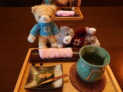 そこから富戸方面へ海を見ながらドライブしつつ、ちょこちょこ沿道のお店や、地元のスーパーや、園芸店を見てたらいい時間。
15時ちょい過ぎに、沿道から脇道にそれ、ちょっと狭くて急な道を降りたら、お宿の入口に到着。
この日は小雨が降っていたのですが、駐車場入口で傘をさしてお出迎えの中居さんの姿が！なんて猛烈なおもてなし。
今回、私はパソコンやら諸々を持ってきていて、荷物を持ってもらう時｢すいません、これすごく重いです！！｣と言ったら｢大丈夫ですよ、慣れてますから｣って軽々持ってくださって、とても気さくで気持ちよいお迎えをしていただきました。
お宿に入ったら個室のお食事処に案内されて、お茶とお菓子を頂きつつチェックイン。
こちらで、貸し切り露天風呂の予約や食事の時間などを決めました。
このご時世なので、お部屋への案内はなく、自分で離れへ移動。こういう様式だと、お心付けをお渡しするタイミングが見つけられず……。