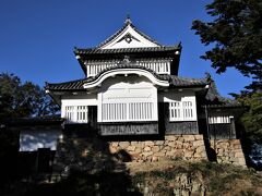 現存する天守は、2層2階で、西面に半地下のようにして付櫓（廊下）が附属する複合式望楼型天守である。