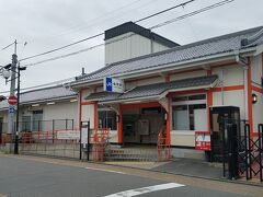 伏見稲荷駅。
電車は基本不得意なので利用しません。
また今度、時間があるときにトライします。

タクシーを捕まえて次は八坂の塔に移動。