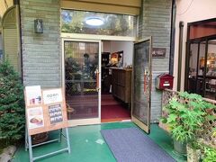 買い物の後はアウトレット近くにある丸山珈琲軽井沢本店に来ました
軽井沢で有名な丸山珈琲の本店は一見一般的な民家のような外観です