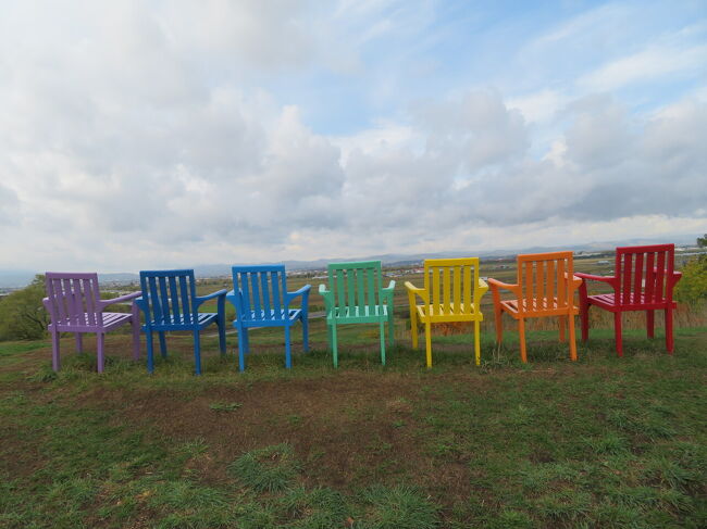 人が少ない内にとひたすら登りました。<br />遠くまで見渡せました。<br />虹色の椅子です。<br />そっと座って景色を楽しみます。<br />今朝まで雨が降っていたので空気がうるうるで綺麗です。