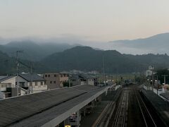 日の出間近の6:10に伊予大洲駅に到着。

山の方は朝霧に包まれているようだ。