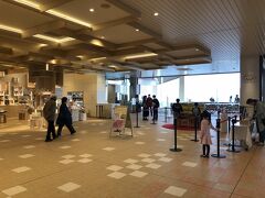 早雲山駅の２階は、cu-mo箱根　というスペースとして新装されています。ショッピングのお店とカフェ、そして展望台と足湯です。
