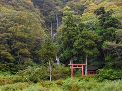 山の合間に見える一筋の滝。
その名も白糸の滝。
最上川添いで一番大きな滝らしくて、落差120mもあるとか。

白糸の滝って日本全国あちこちにあるよね。
全部で何か所あるのかな？