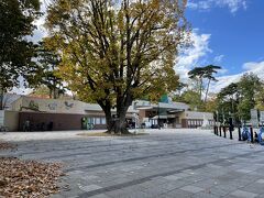 動物園の正門前に出た。

ダニーさんの新蕎麦ガレットとホットワインも捨てがたいが、今日はパス。