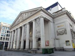 神殿風の「王立モネ劇場」オペラハウスです。