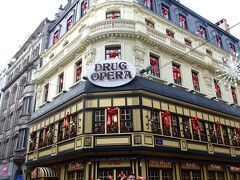 ヌーヴ通りからフリピエール通りと名を変えたあたりの角に建つこの目立つ建物はレストラン Drug Opera