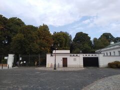 ワジェンキ公園
ポーランド最後の王スタニスワフ・ポニャトフスキーが造った公園、園内には幾つかの建物があり夏の離宮と呼ばれるワジェンキ宮殿（別名水上宮殿）がある事とショパンの像がある事で有名。夏季に野外コンサートが開かれるらしい。
因みにワジェンキとは浴場の事で園内にある離宮には浴場があった事からこう呼ばれたとの事。
