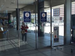 函館駅につきました。函館駅には観光案内所も完備されています。
