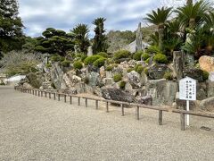 本堂の前庭に造られた粉河寺庭園、日本庭園では珍しい立体的な様式で国指定名勝に指定されている