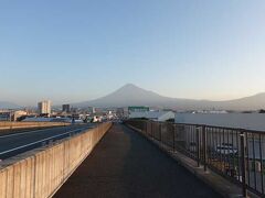 潤井(うるい)川に架かる“富士山夢の大橋”に来ました。
後ろを振り返って、富士山です。