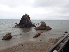 夫婦岩は
日の大神（太陽）と沖に鎮む輿玉神石を拝むための
鳥居の役目を果たしています。
立派な注連縄がはられています。
はり替えは年３回。９月にはり替えたばかりのしめ縄は
凛としていました。