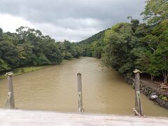 この日の五十鈴川はこの状態。
雨・・かなり降ったんですね。