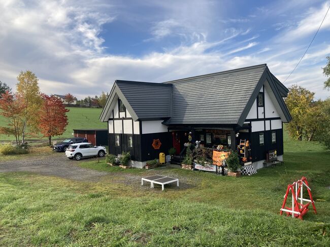 美瑛に移動しお迎えの車に乗せてもらいます。<br />今日のお宿は、小さな宿こんぺい草です。<br />翌朝の写真です。