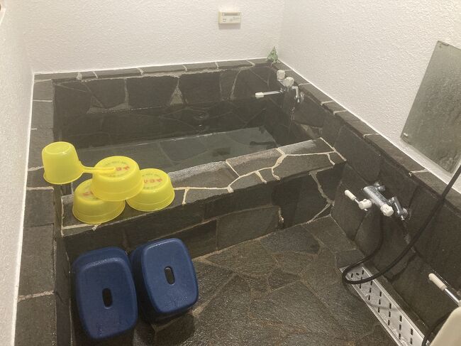 お風呂です。<br />気持ち良かったけど、浴槽を跨ぐ幅がちょっとひろめ、どっこいしょと入ります。<br />バスタオルは買い取りになります。<br />ご時世柄買い取りは良しですが、新しいので水分吸わず。