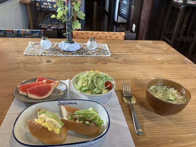 朝ご飯です。<br />ここで初めてびえい割りを言われてびっくり。<br />こちらから申し出ないと適用されない事もありますが、書類を渡されて書いてねと。<br />一泊二食で7600円びえい割り3000円ワイン980円バスタオル500円、お土産にミトン900円計6980円のお支払い。安っ！<br />ここは思いっきり女子向きです。<br />どこもかしこも可愛い。ドア、ベッドも造りが小さめで体格の良い男子は入り口から頭ぶつけるかも。<br />ご飯も食べ切れない事もなく丁度いい感じ。