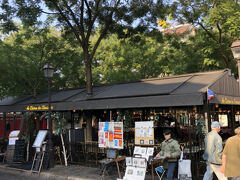 寺院すぐ近くのテルトル広場 Place du Tertre、かつては画家が集まる広場です。絵売りや似顔絵描きが声を掛けてきます。
早朝のためか、観光客が少ない。
周りにレストランやクレープ屋さんが多くあり、賑やかです。