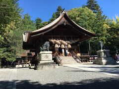 秋宮到着。案内所でもらった「境内ガイド」に従い、時計回りに巡る。まずは出雲大社型のしめ縄では長さ日本一のしめ縄を飾る神楽殿。
