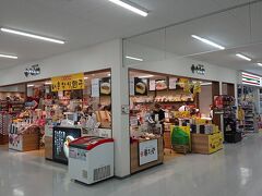 熊本空港でお土産のお買い物。