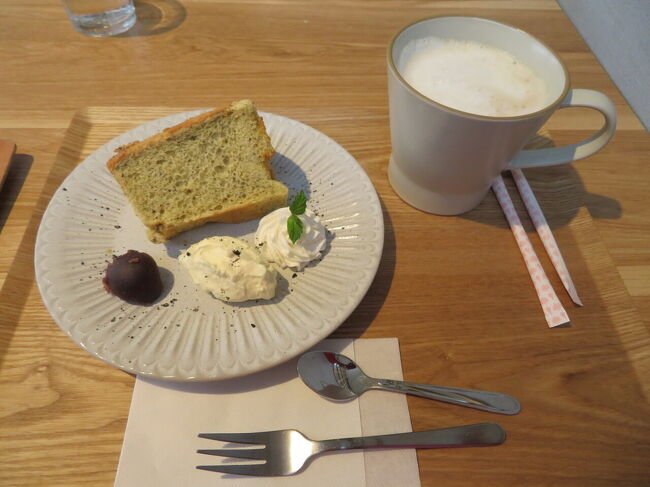 目の前の黒板に今日のケーキ。<br />天然酵母のゴマシフォンケーキを追加。<br />カフェ・オ・レもたっぷり。<br />ケーキには、こしあん、ディプロマ、ホイップクリームの3種ついてきます。<br />ゴマ風味は薄め、でも美味しかった。<br />天然酵母入れるといいの？ケーキにはあまり使わないよねと質問したら、習ったまま作っているとの事。<br />なるほど、それは正しい笑<br />パンや野菜なども売っています。<br />可愛いお店でした。