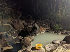 帰ってから山の宿の露天風呂が空いていたので、夕食前にひとっ風呂
森の中にあり、鶴の湯本館とはまた違った風情があります。