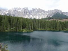 カレッツァ湖
Lago di Carezza

ひたすらドイツから車で走り続けて最初の休憩地点。

ドロミーティの名は、18世紀フランスの地質学者デオダ・ドゥ・ドロミュー（Déodat de Dolomieu）に由来する。デオダ・ドゥ・ドロミューは、この山々で非常に豊富な鉱物である苦灰石 (ドロマイト dolomite) を発見した人物である（苦灰石を主成分とする苦灰岩（マグネシウム質石灰岩）もドロマイトと呼ばれる）。イタリア語では、モンティ・パッリディ（Monti Pallidi、淡色の山々）とも呼ばれる。
他の石灰岩質の地域とは異なりドロミーティには石灰岩の侵食現象による洞窟などが存在しない。(wikiより)