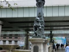 1603年に、徳川家康による全国道路整備計画によって、木製の日本橋が架せられたのが始まりだそうです。
五街道の起点になっている日本橋。平成11年に国の重要文化財となりました。