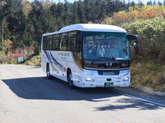高原バスは、錦の高原を縫うように走ります。