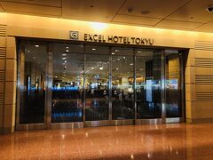 今回は早朝のJAL便のため、初の試みで前泊にしてみました。空港直結の『羽田エクセルホテル東急』が安かったから(￣ｍ￣〃)。