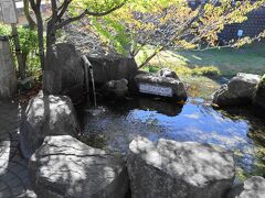 松本市内には、名水スポットが点在しています。
四柱神社の前にあるのが、なわて若返りの水です。
ちょっとした憩いの場ですね。
