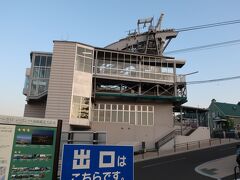「函館山ロープウェイ　山麓駅」。

坂道を上らなくちゃいけないのが辛い・・・。
今日２度目の坂道です♪。