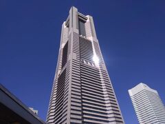 晴れ渡った青空に向かって天高くそびえる「横浜ランドマークタワー」は圧巻でした。