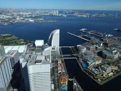 横浜港と、遠くは千葉の幕張メッセまで見渡すことができました。