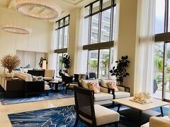 ３日目。

今日の朝ごはんは、クラブ棟にある『PALETTE Terrace Lounge』で調達します。

ベイウィングはやはりスタイリッシュですな。