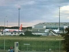 [部屋からの眺望]

ホテルはCDGVALターミナル3駅とは直結しておりますが、
ターミナル3からは思いのほか遠い…。
深夜なので駅直結入口はインターホンを押し、
予約名を伝え扉を開けてもらうといった運用です。

ルームサービスは無いのでセプションエリアに陳列されている
サンドウィッチとビールで空腹を満たします。