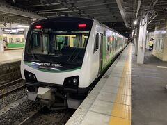 ２番線に行くと待つほどもなく、列車が入線してきた。
朝から 長野－松本－南小谷 を往復してきた「リゾートビューふるさと号」の折返しが、これから乗る「ナイトビュー姨捨号」になる。

「リゾートビューふるさと号」には、３年前の11月に乗りました。
↓その時の旅行記
https://4travel.jp/travelogue/11432734
https://4travel.jp/travelogue/11435284