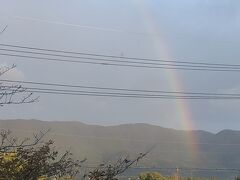 雨上がりの朝なんで、山側に虹が見えた！