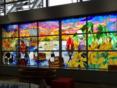 フライトの時間には少し早いのですが
新潟空港へ戻ってきました

最近あちこちの空港で
こういうステンドガラス風のご当地ネタをみかけます
キレイで良いアイデア(*^^*)