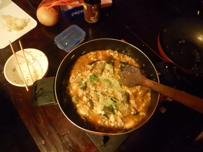夕食。<br />日本から持ってきた麻婆豆腐の素を使い、麻婆豆腐を作る。